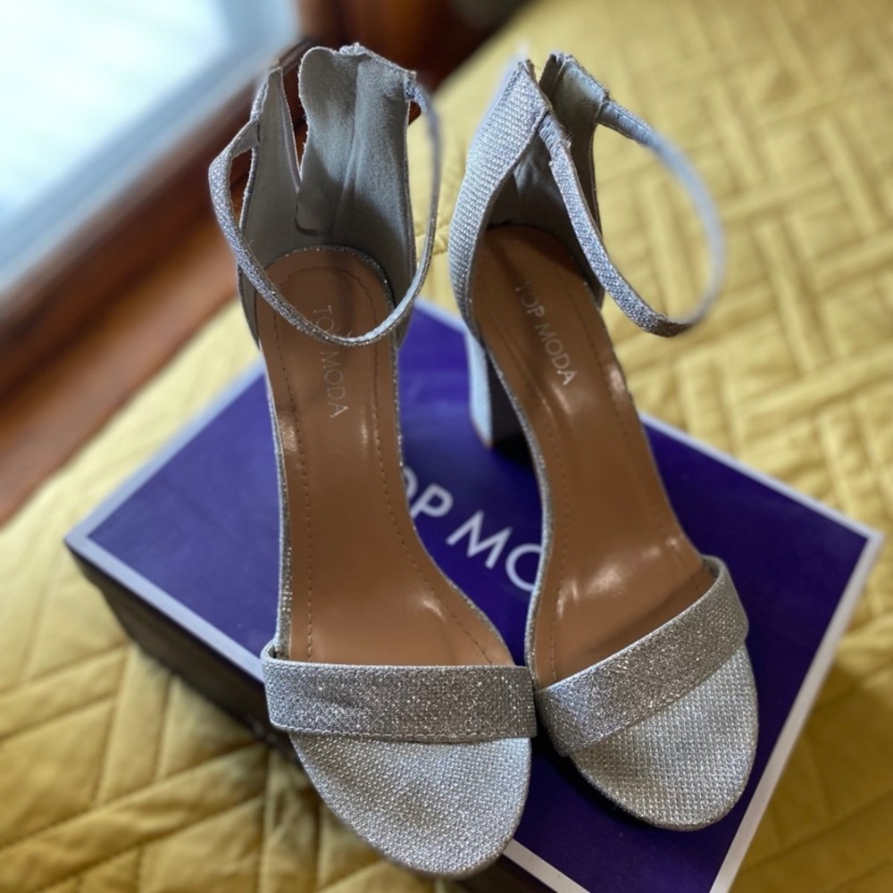TOP Moda Glittering Silver Heels